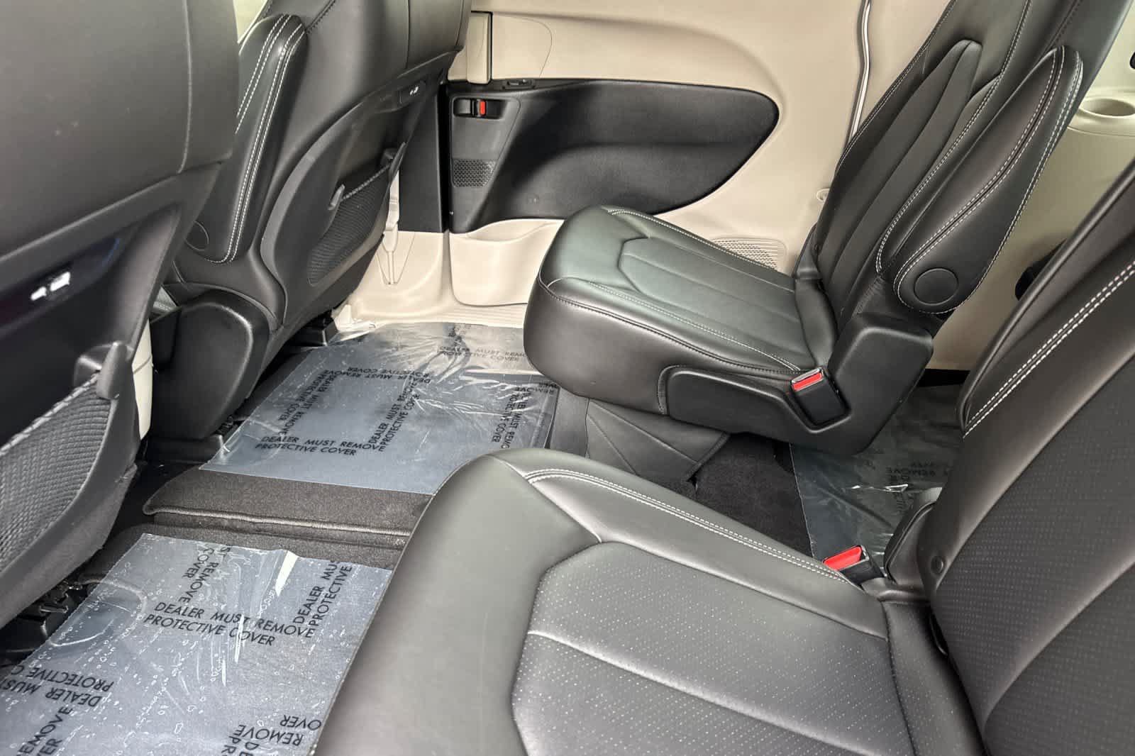 Used 2024 Chrysler Pacifica Touring-L FWD image 4