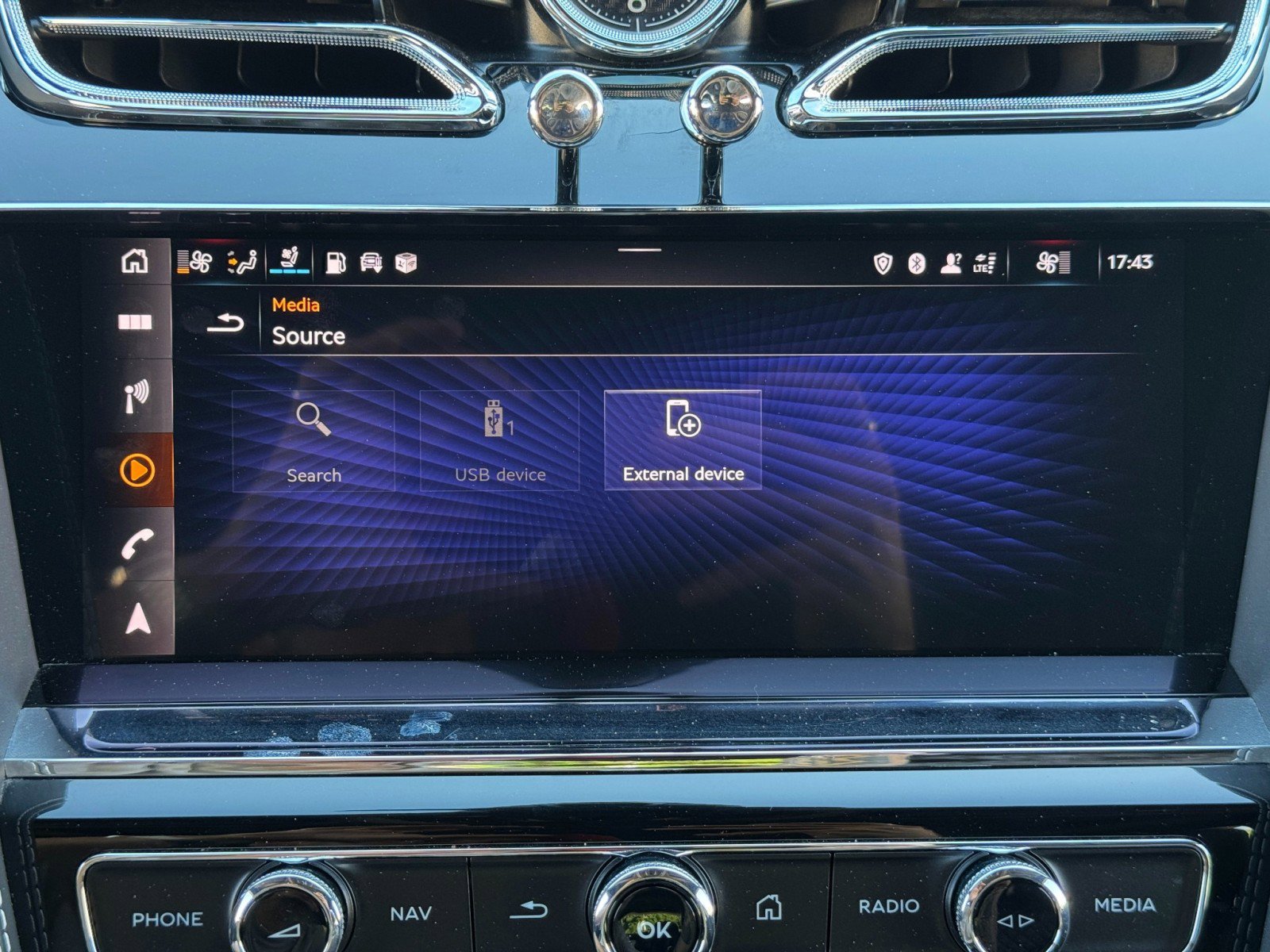 Used 2022 Bentley Bentayga AWD/4WD image 29