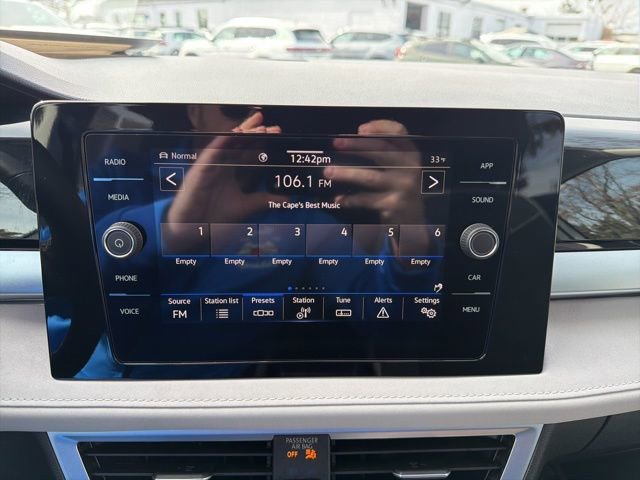 Certified 2025 Volkswagen Taos SE image 12