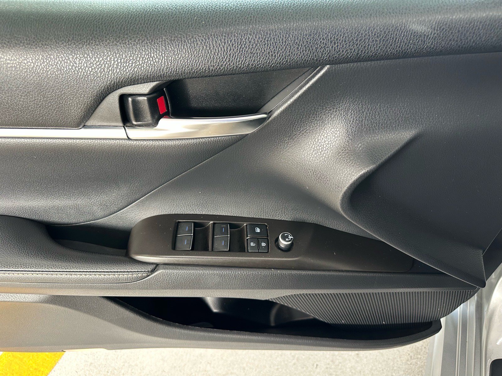 Used 2021 Toyota Camry XSE FWD image 15