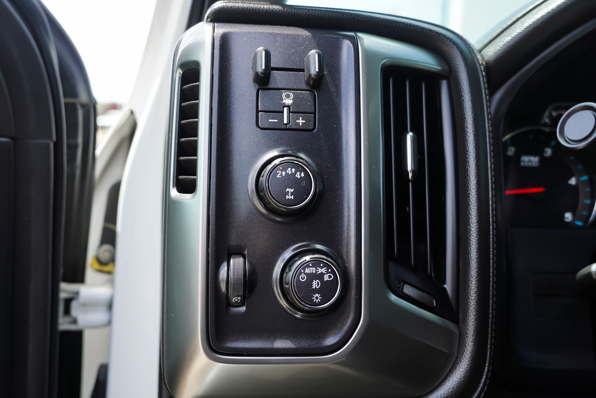 Used 2018 Chevrolet Silverado 3500 LTZ AWD/4WD image 18