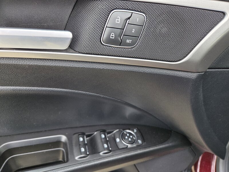 Used 2018 Ford Fusion SE w/ Fusion SE Technology Package FWD image 13