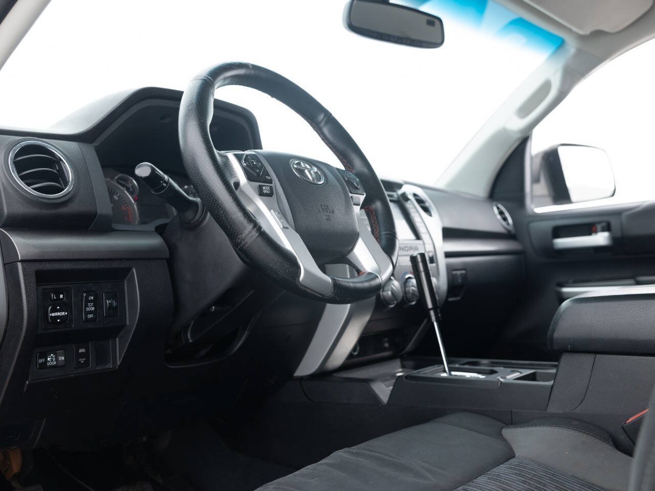 Used 2015 Toyota Tundra SR5 w/ SR5 Upgrade Package RWD image 30
