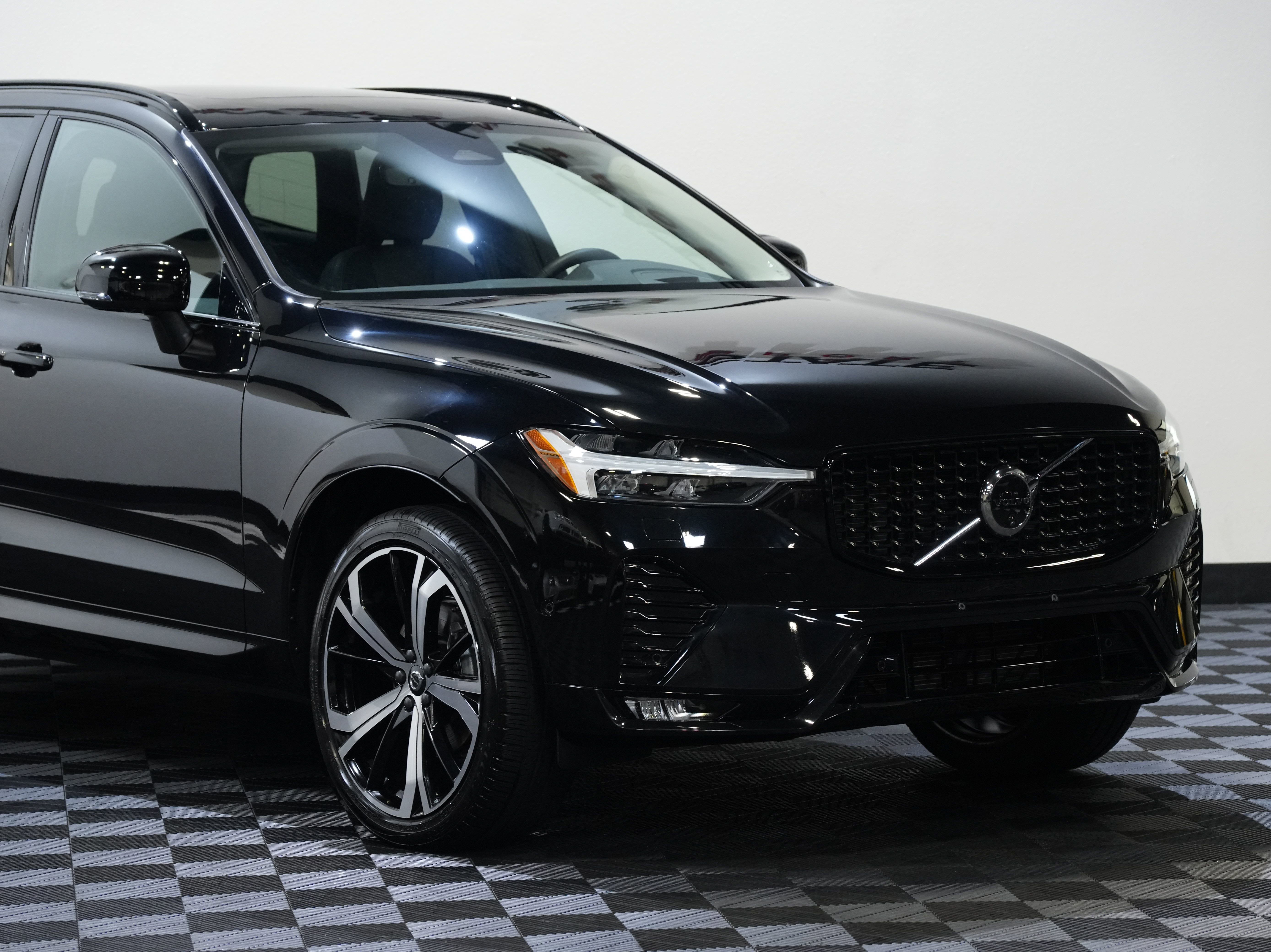 Used 2024 Volvo XC60 B5 Ultimate w/ Protection Package Premier image 9