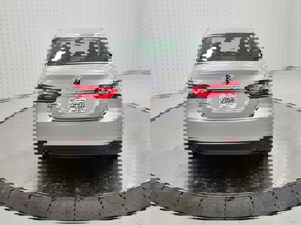 Used 2018 Toyota Camry LE image 4