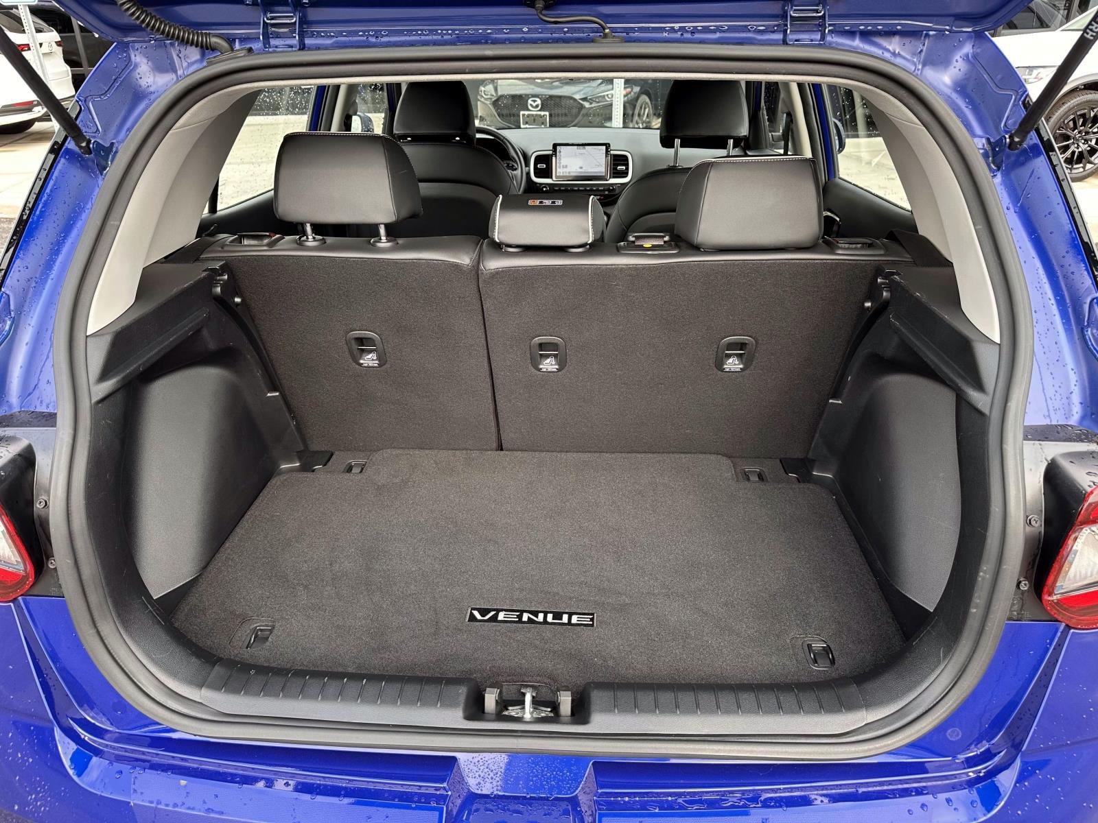 Used 2022 Hyundai Venue Limited FWD image 7