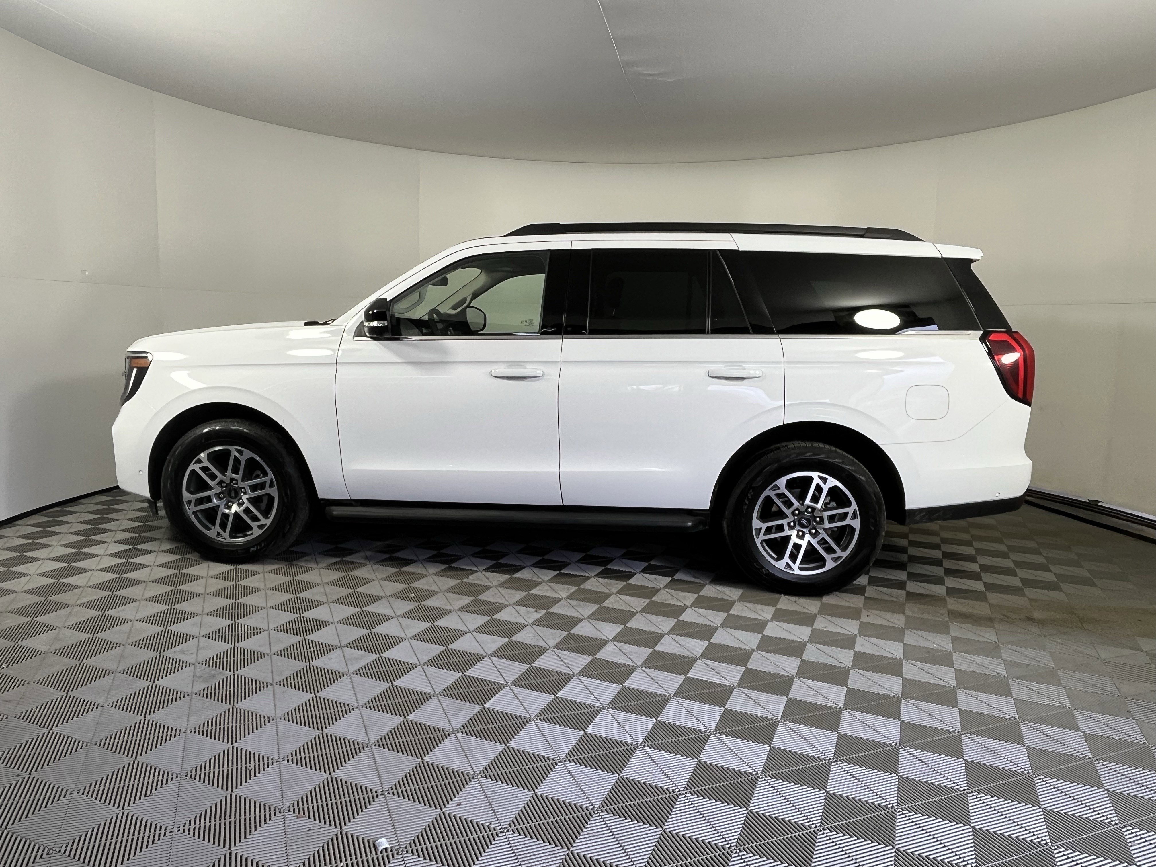 Used 2025 Ford Expedition Active image 3