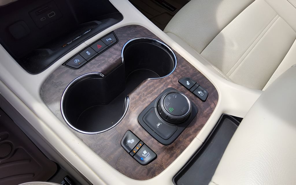Used 2023 GMC Acadia Denali w/ Denali Technology Package AWD/4WD image 16