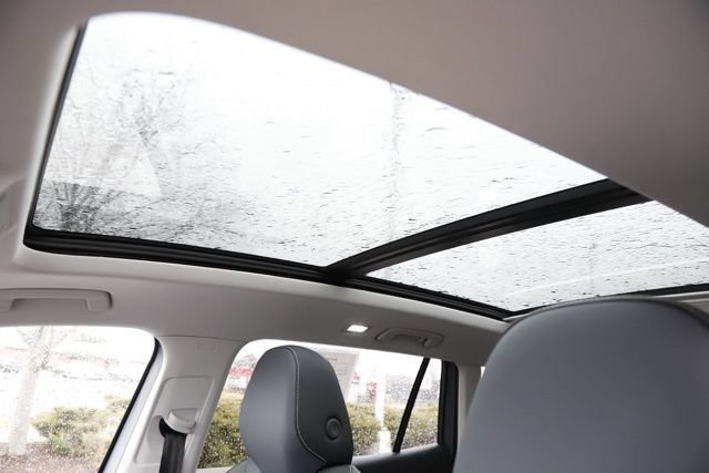 Used 2025 Volkswagen Tiguan SE w/ Panoramic Sunroof Package AWD/4WD image 14