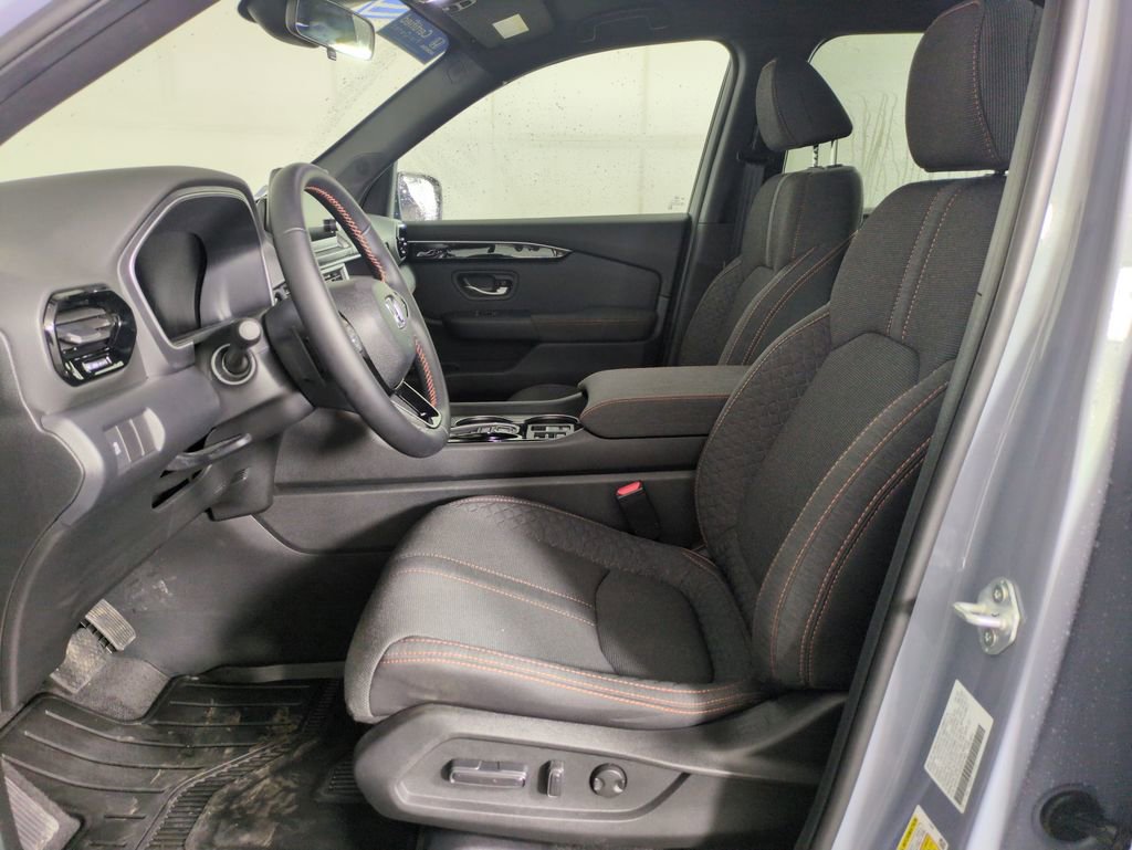 Used 2025 Honda Pilot Sport image 13