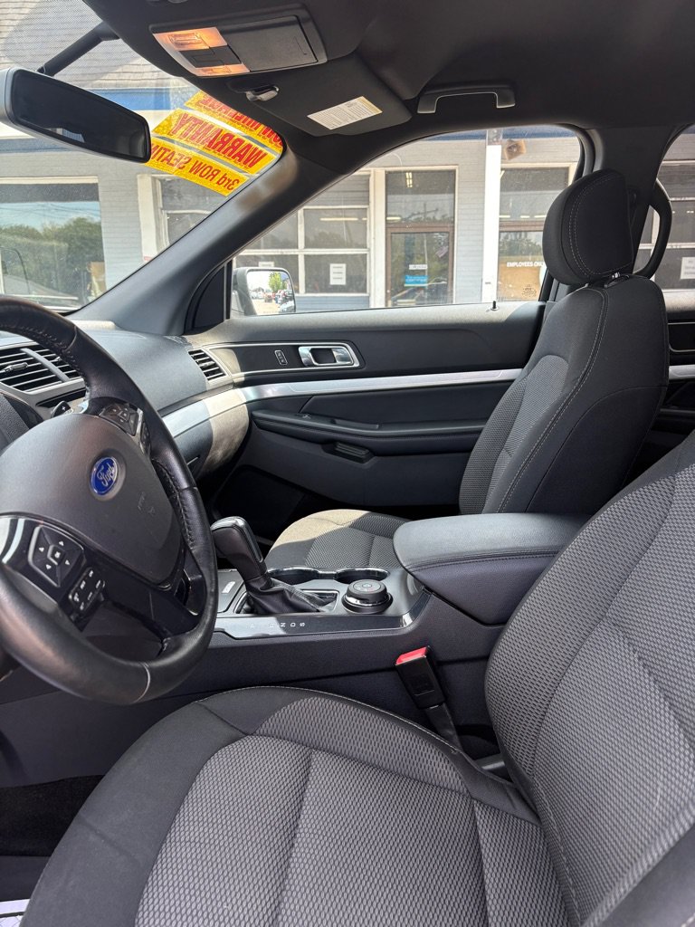 Used 2017 Ford Explorer XLT w/ Equipment Group 201A AWD/4WD image 9