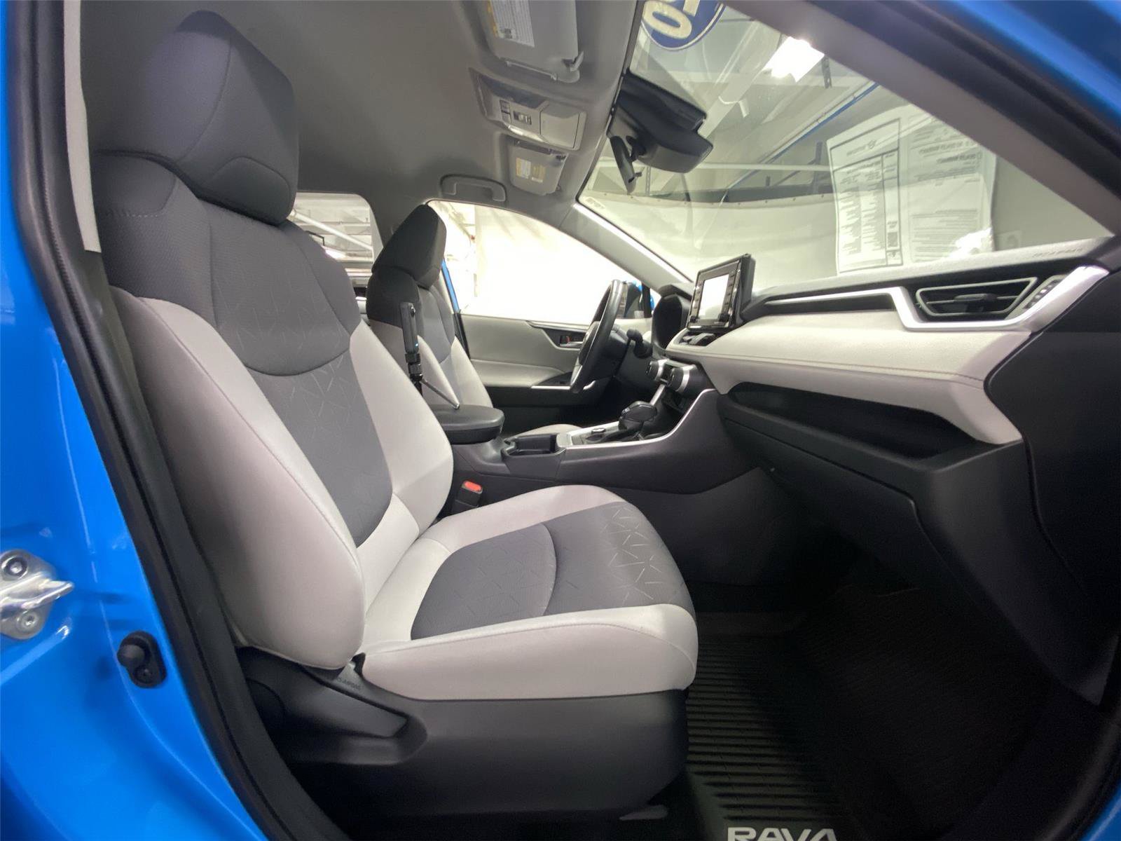 Used 2020 Toyota RAV4 XLE w/ XLE Grade Weather Package AWD/4WD image 28