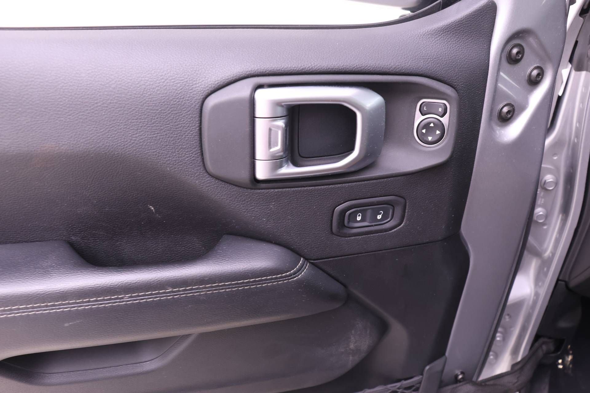 Used 2020 Jeep Gladiator Overland AWD/4WD image 9