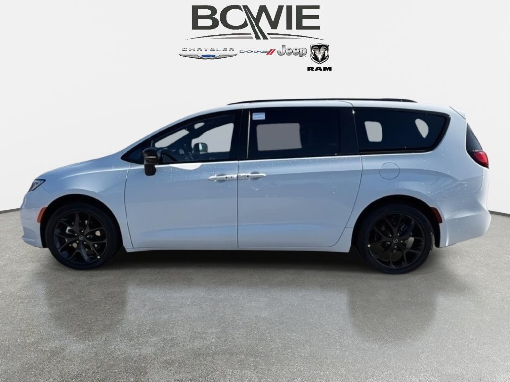 New 2026 Chrysler Pacifica Limited w/ Uconnect Theater Family Group FWD image 3