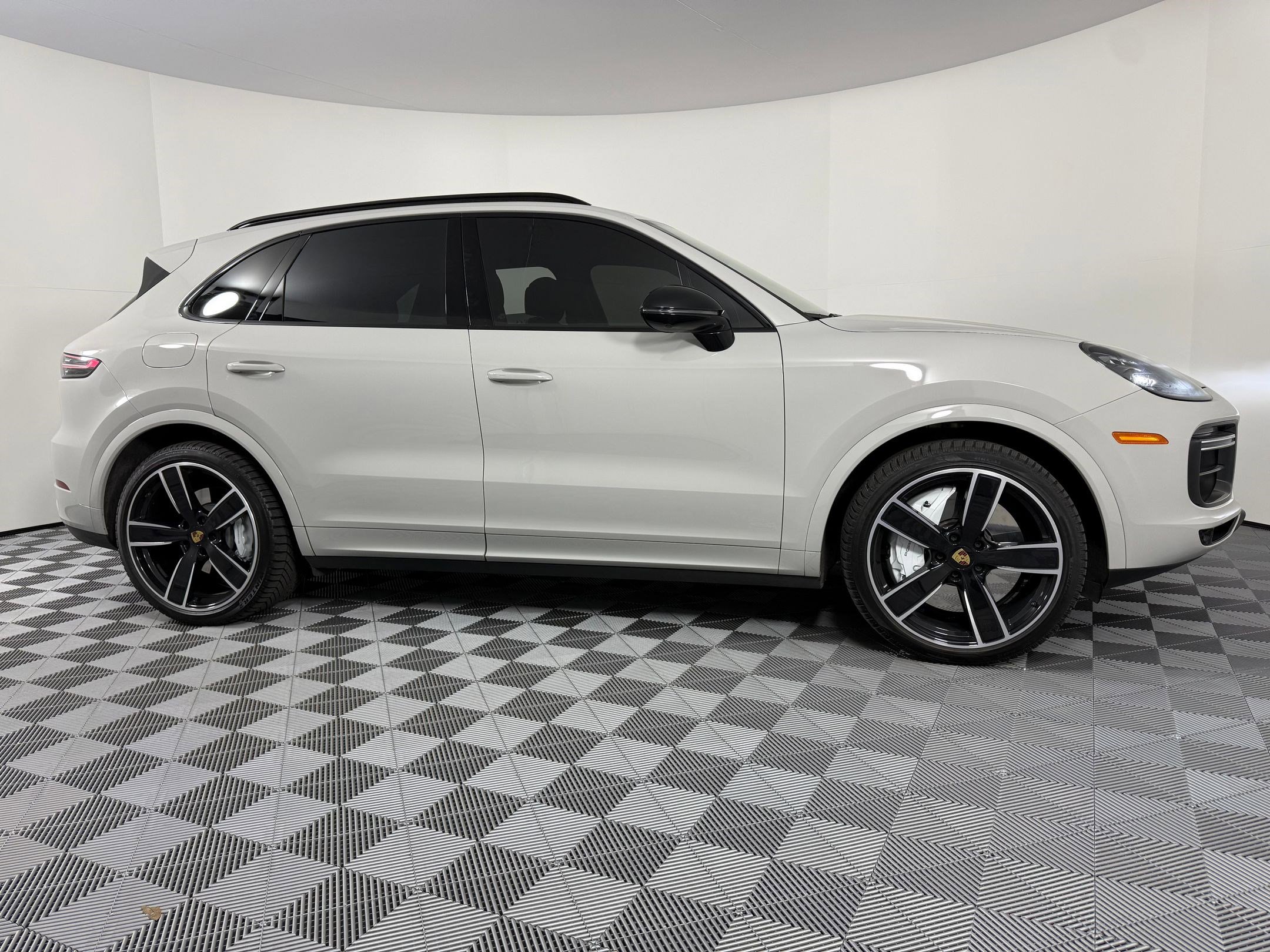 Certified 2023 Porsche Cayenne Turbo image 9