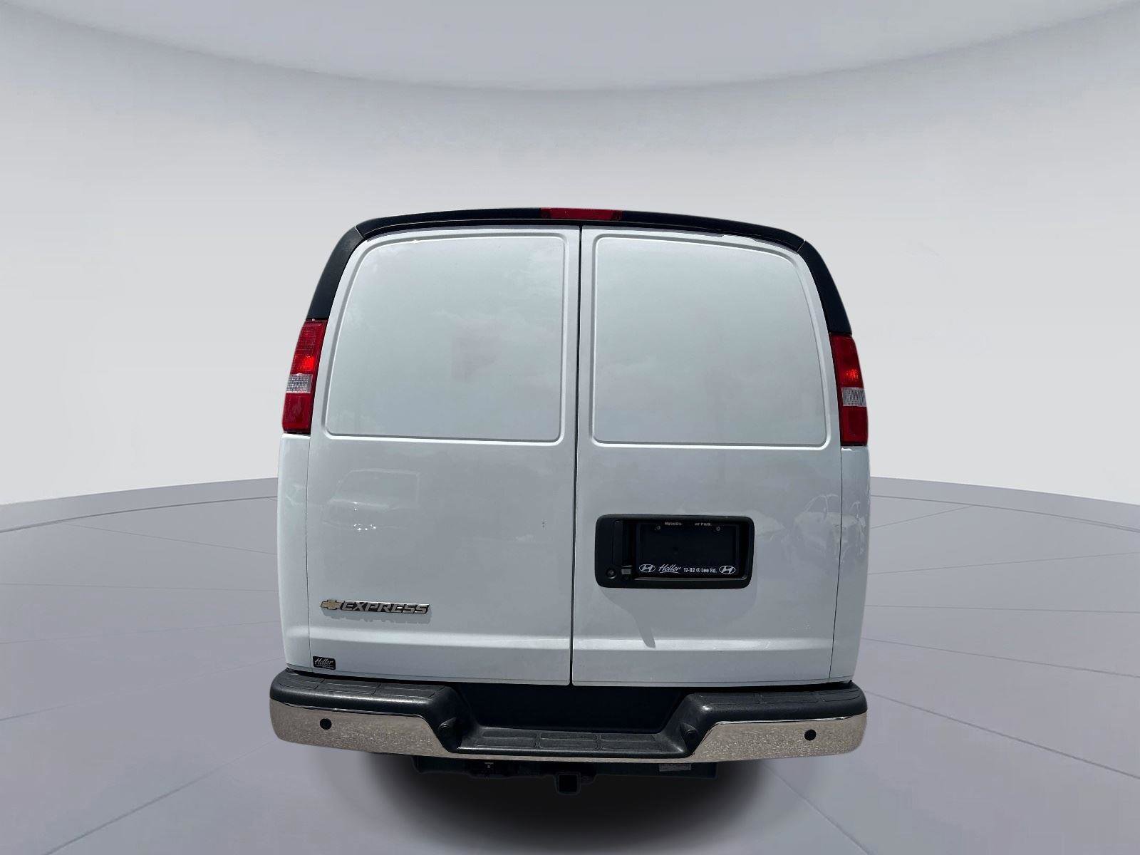 Used 2022 Chevrolet Express 2500 w/ Driver Convenience Package RWD image 4