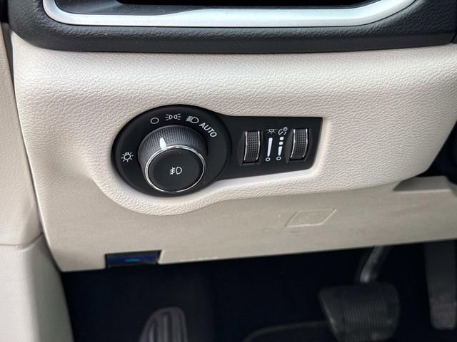 Used 2023 Chrysler Pacifica Touring-L FWD image 28
