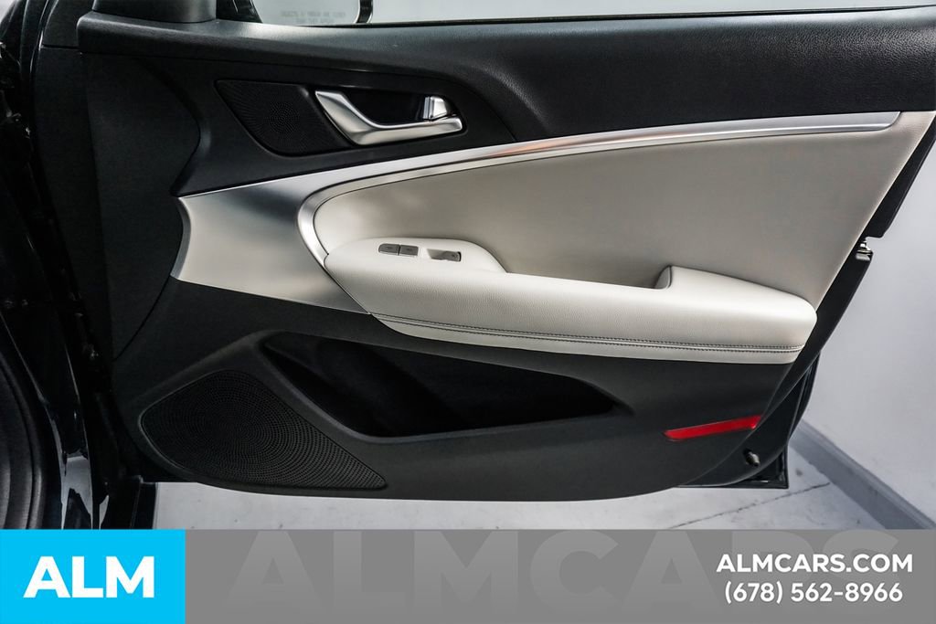 Used 2025 Genesis G70 2.5T RWD image 43