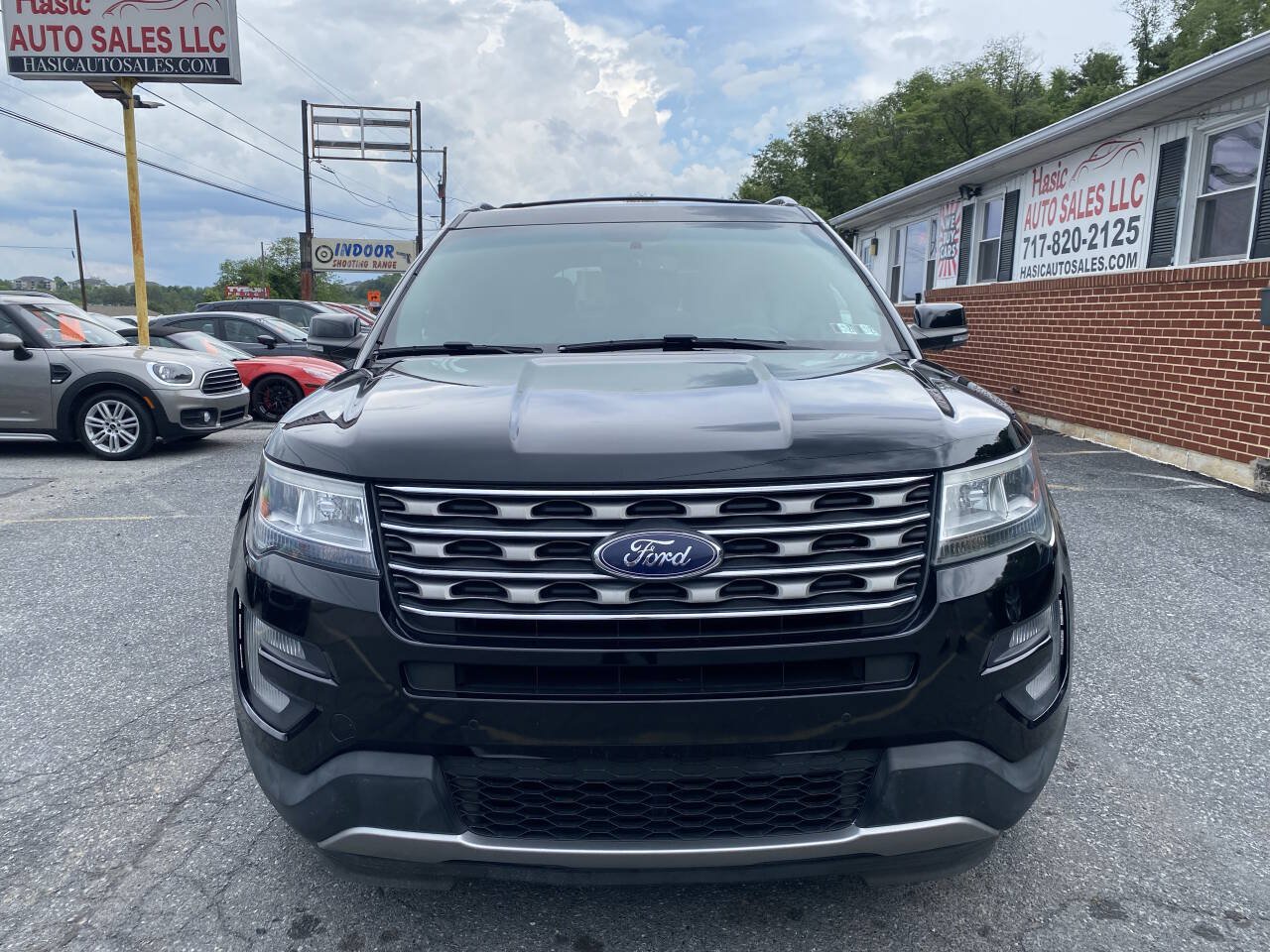Used 2017 Ford Explorer XLT w/ Equipment Group 202A AWD/4WD image 2