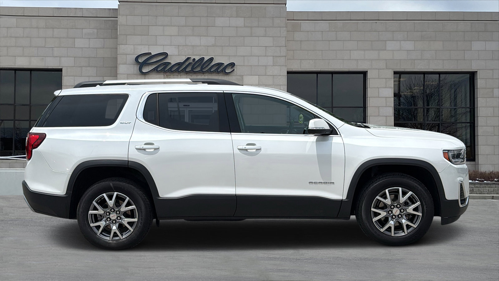 Used 2021 GMC Acadia SLT w/ Premium Package FWD image 2