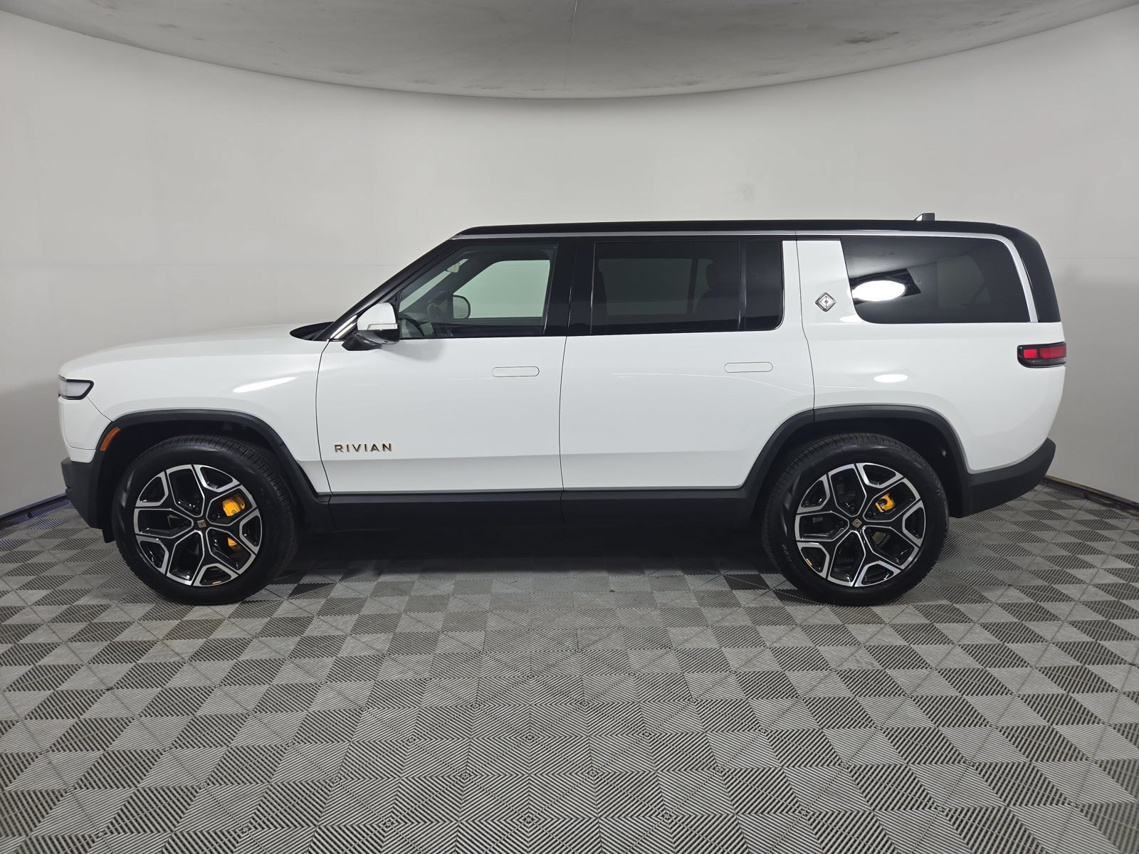Used 2023 Rivian R1S Launch Edition Quad AWD/4WD image 2