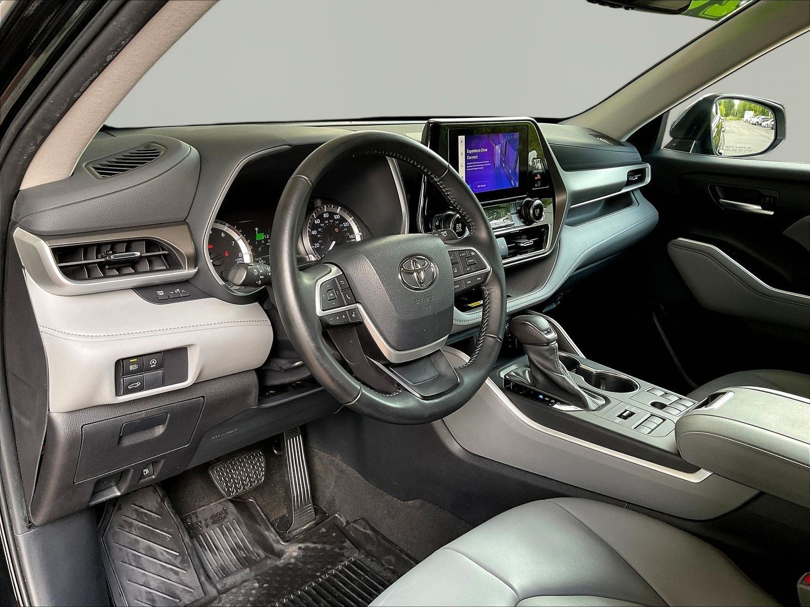 Used 2023 Toyota Highlander XLE AWD/4WD image 16