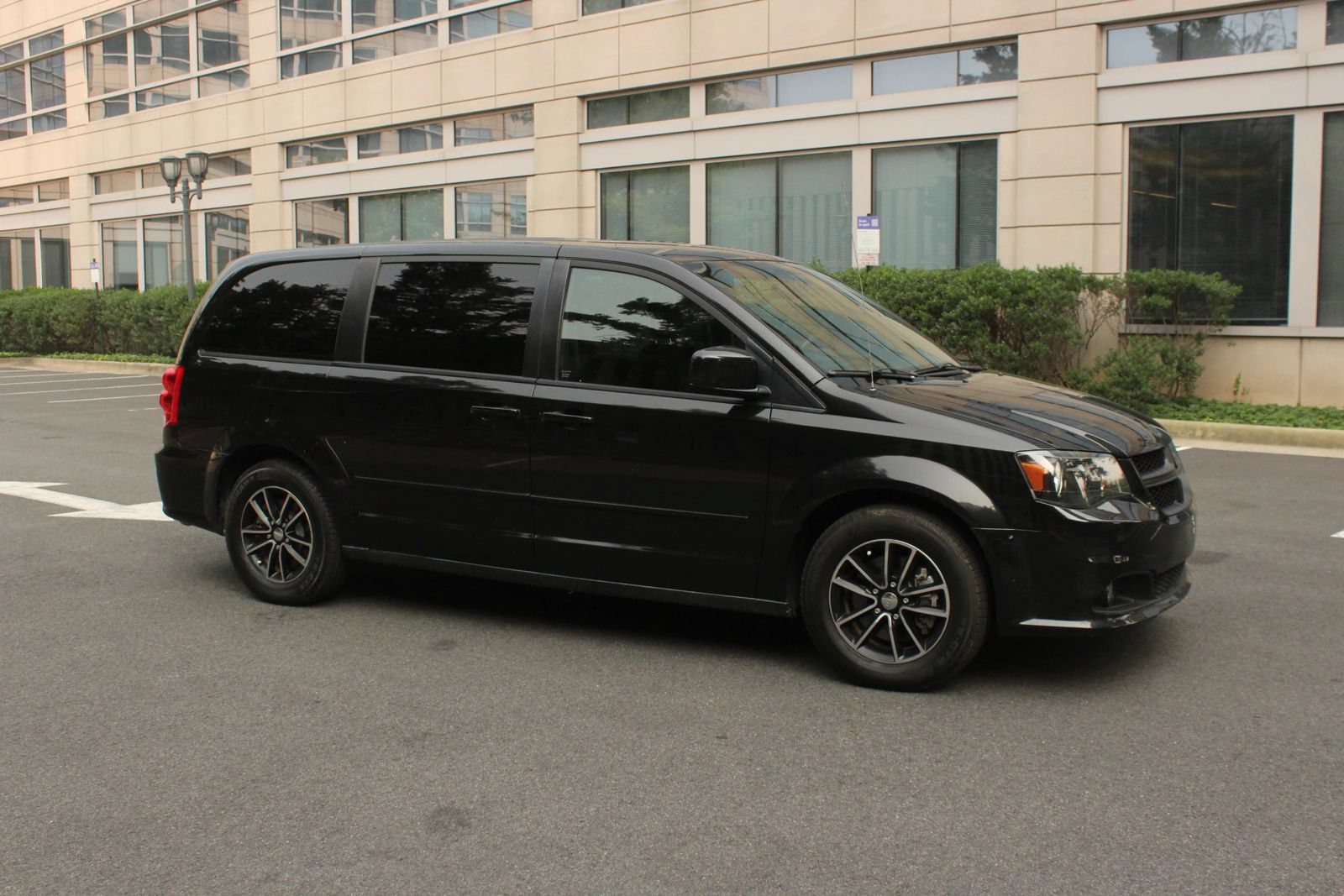 Used 2015 Dodge Grand Caravan SXT w/ Blacktop Package FWD image 2