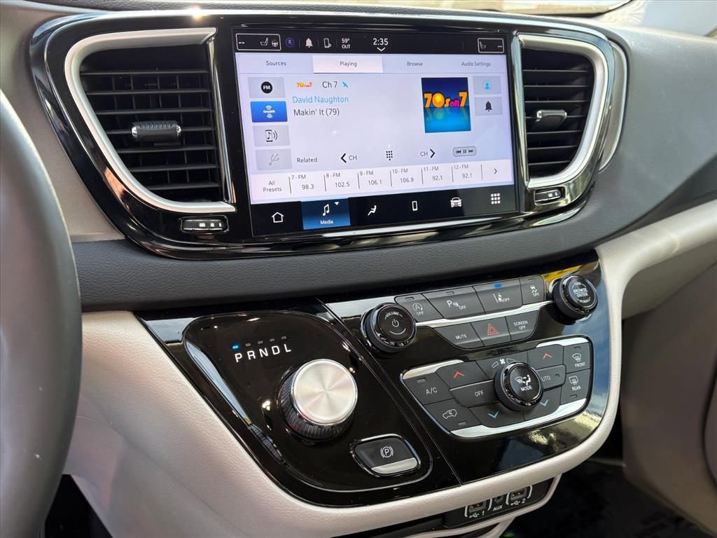 Used 2024 Chrysler Pacifica Touring-L image 9