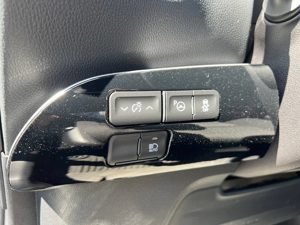 Certified 2022 Toyota Prius LE FWD image 35
