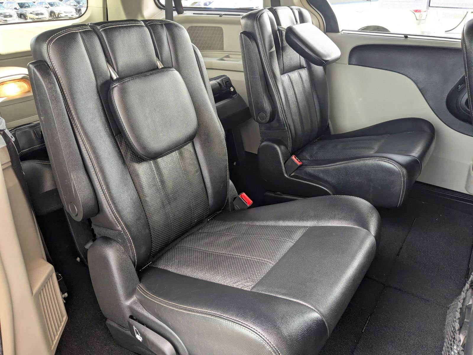 Used 2014 Chrysler Town & Country Touring-L w/ Driver Convenience Group FWD image 24