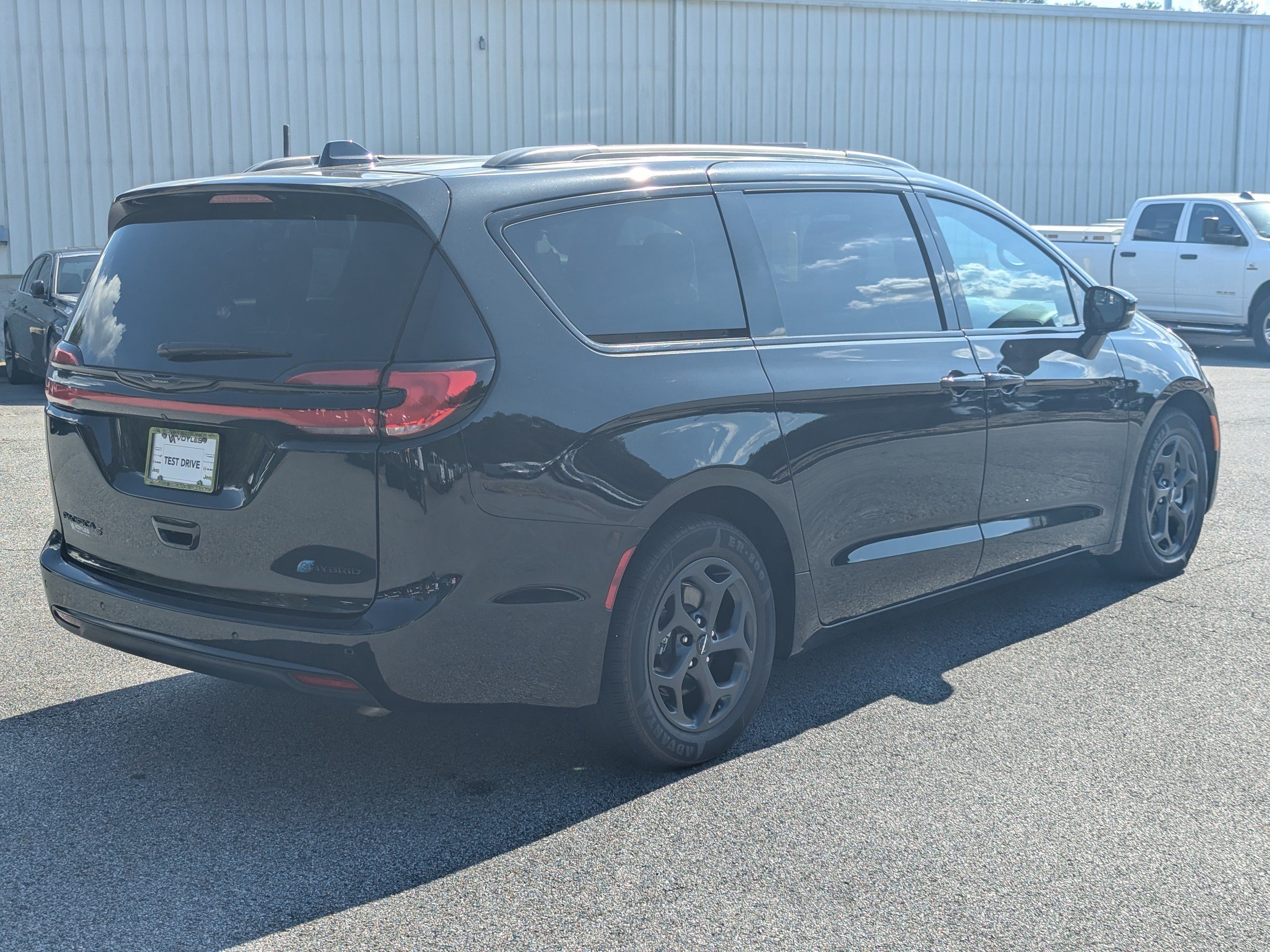 Used 2023 Chrysler Pacifica Limited w/ S Appearance Package FWD image 8