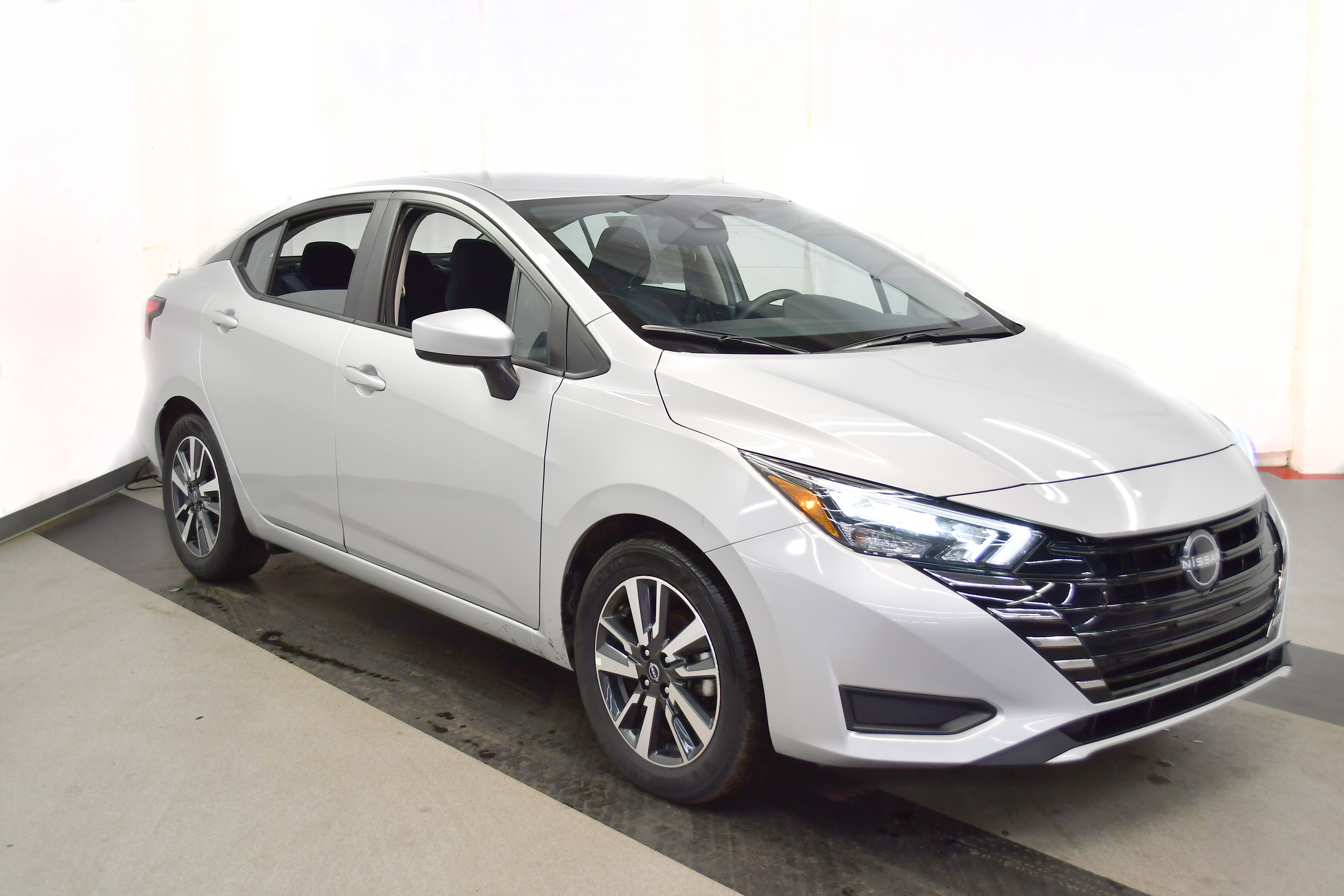 Used 2025 Nissan Versa SV image 3