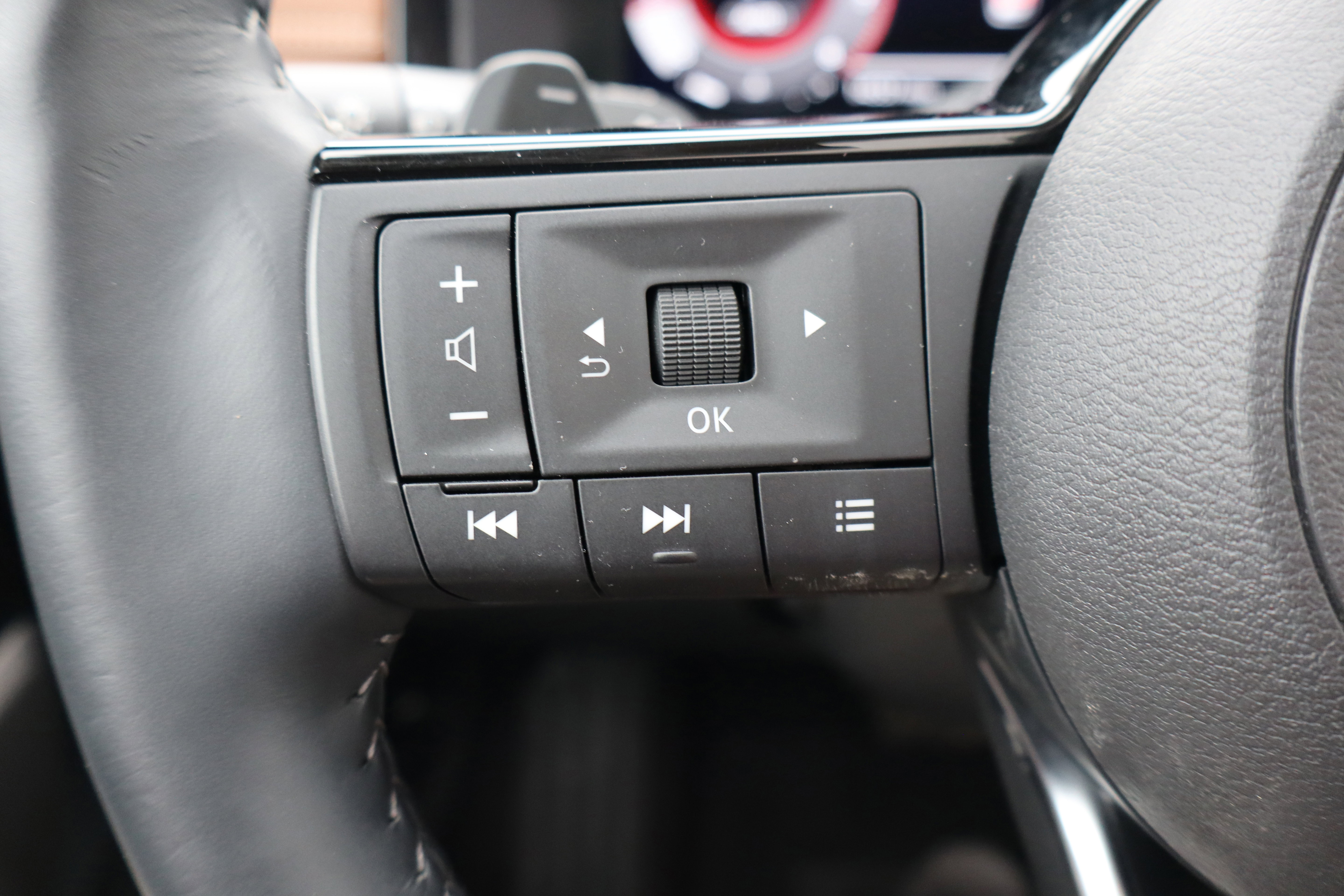 Used 2024 Nissan Pathfinder Platinum w/ Cargo Package image 18