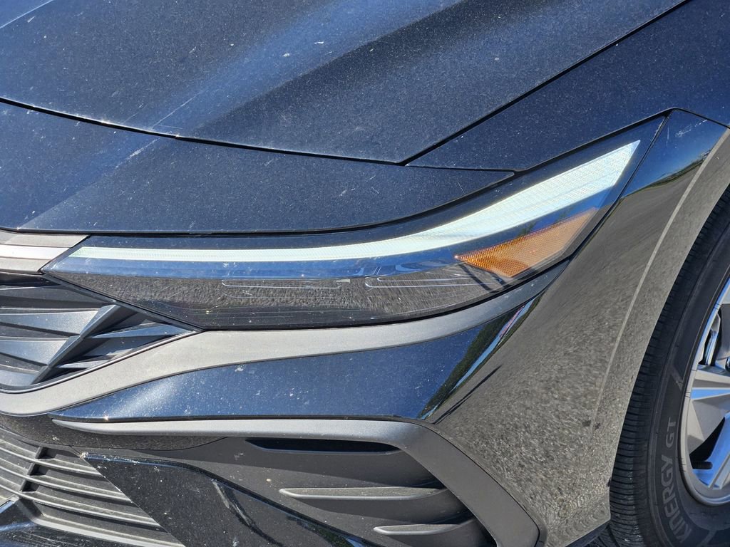 Certified 2025 Hyundai Elantra SE FWD image 5