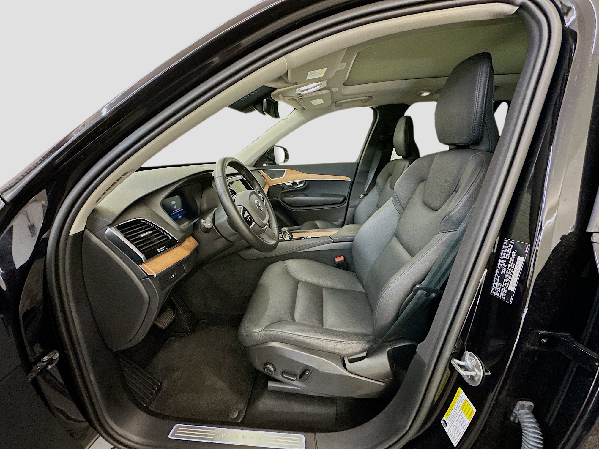 Used 2025 Volvo XC90 B6 Plus image 13