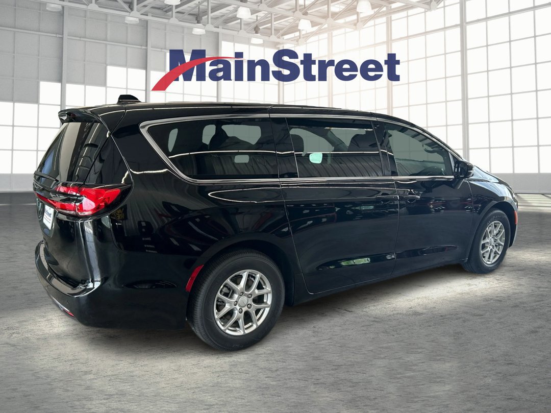 New 2027 Chrysler Pacifica Select w/ Family Tech Group FWD image 5