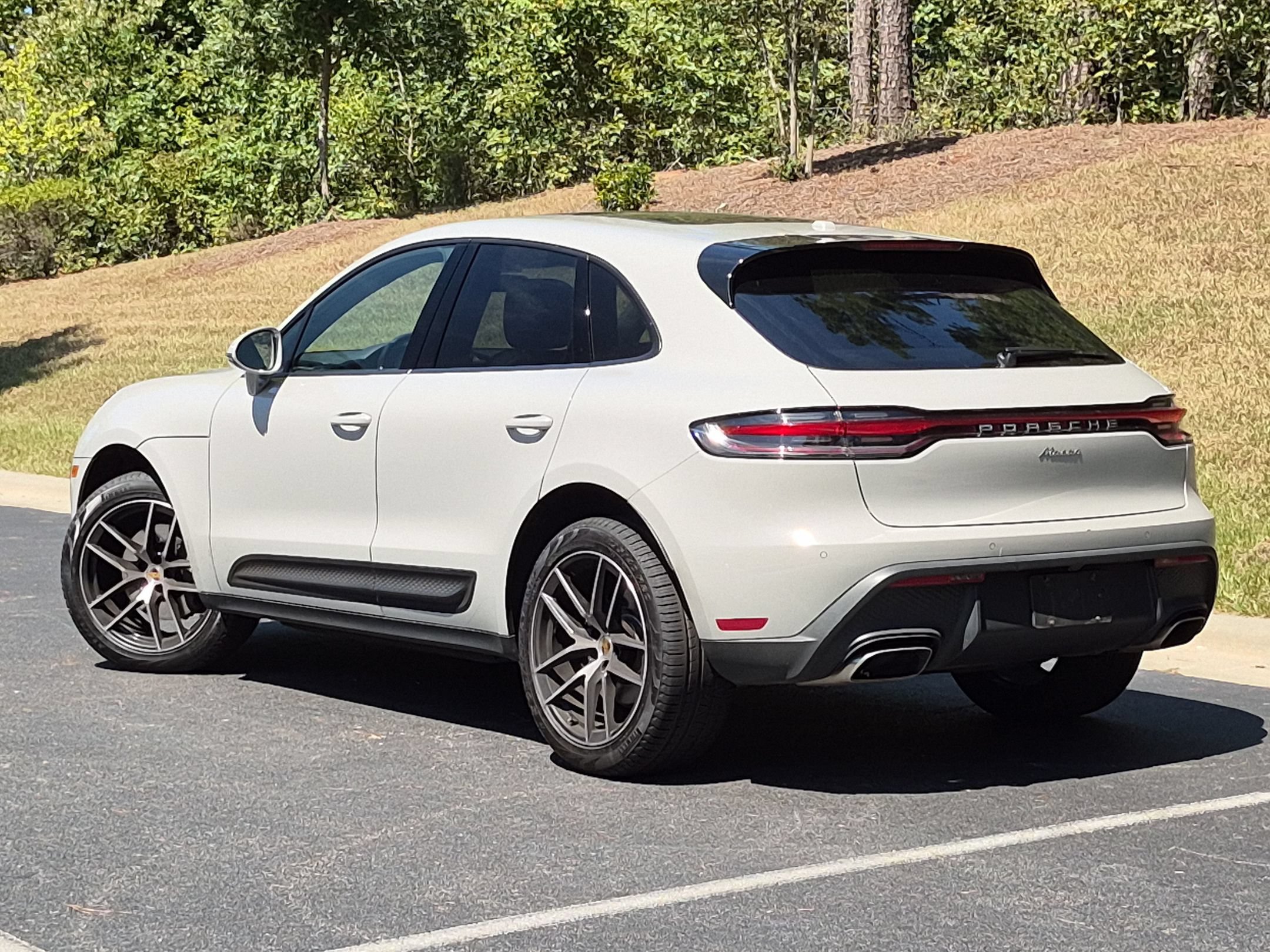 Certified 2024 Porsche Macan AWD/4WD image 3