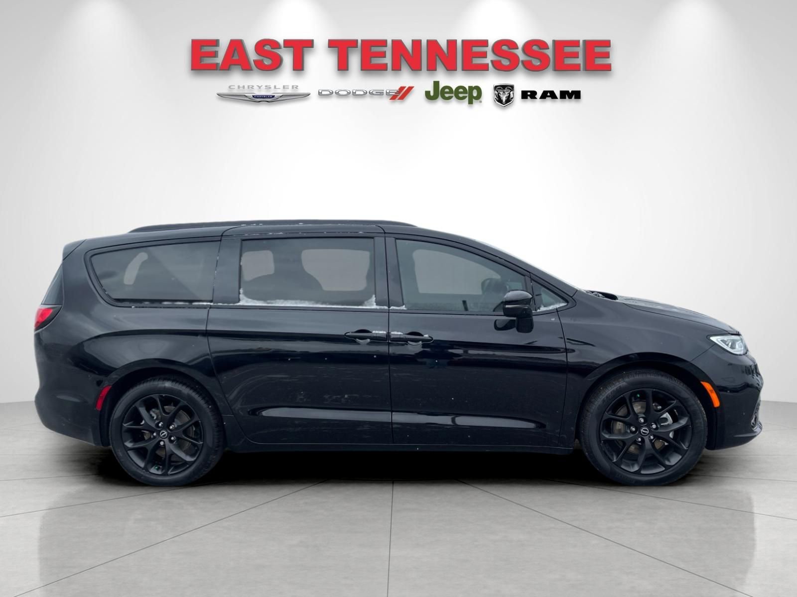 New 2026 Chrysler Pacifica Limited w/ Uconnect Theater Family Group image 2