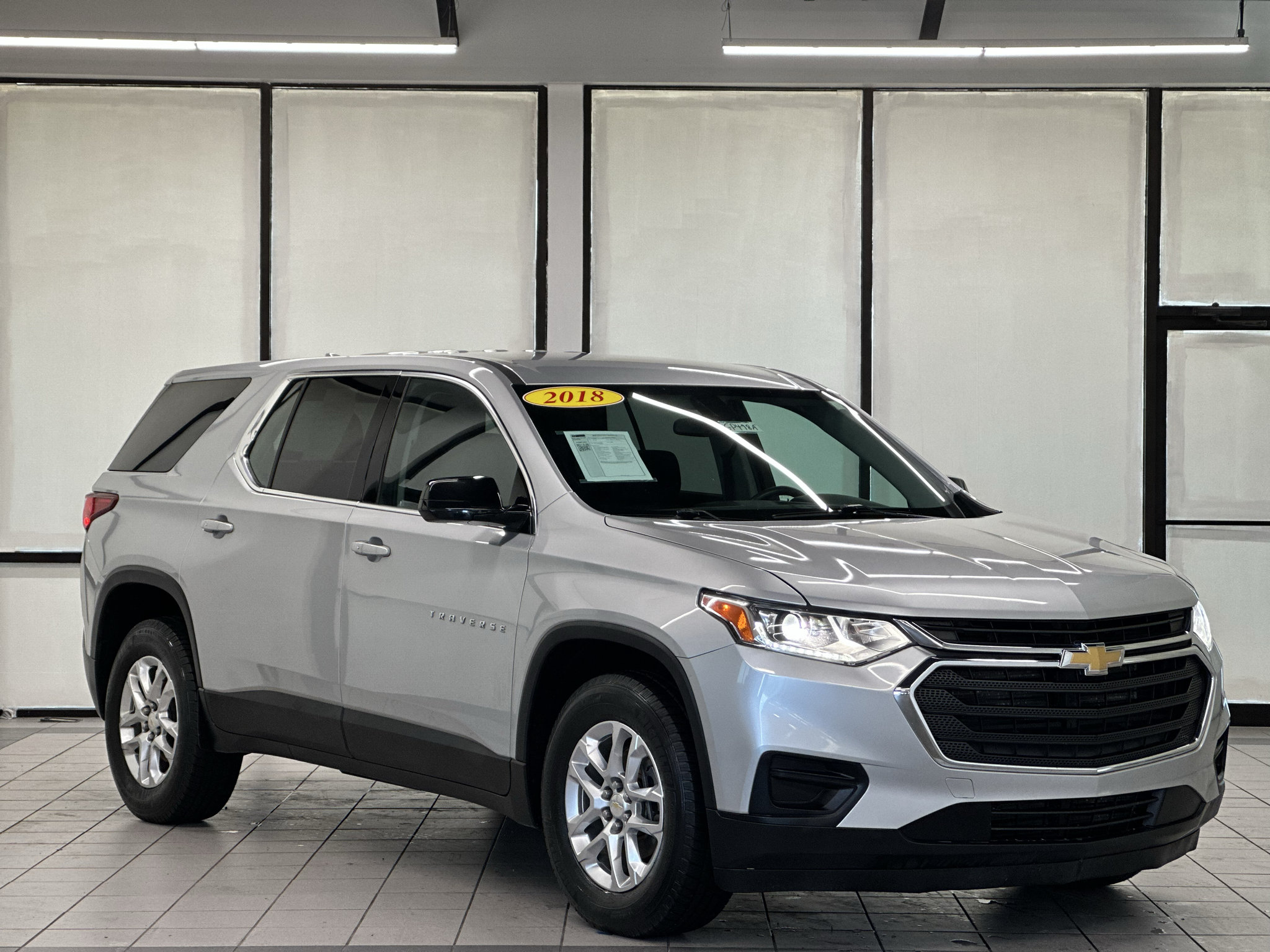 Used 2018 Chevrolet Traverse LS FWD image 1