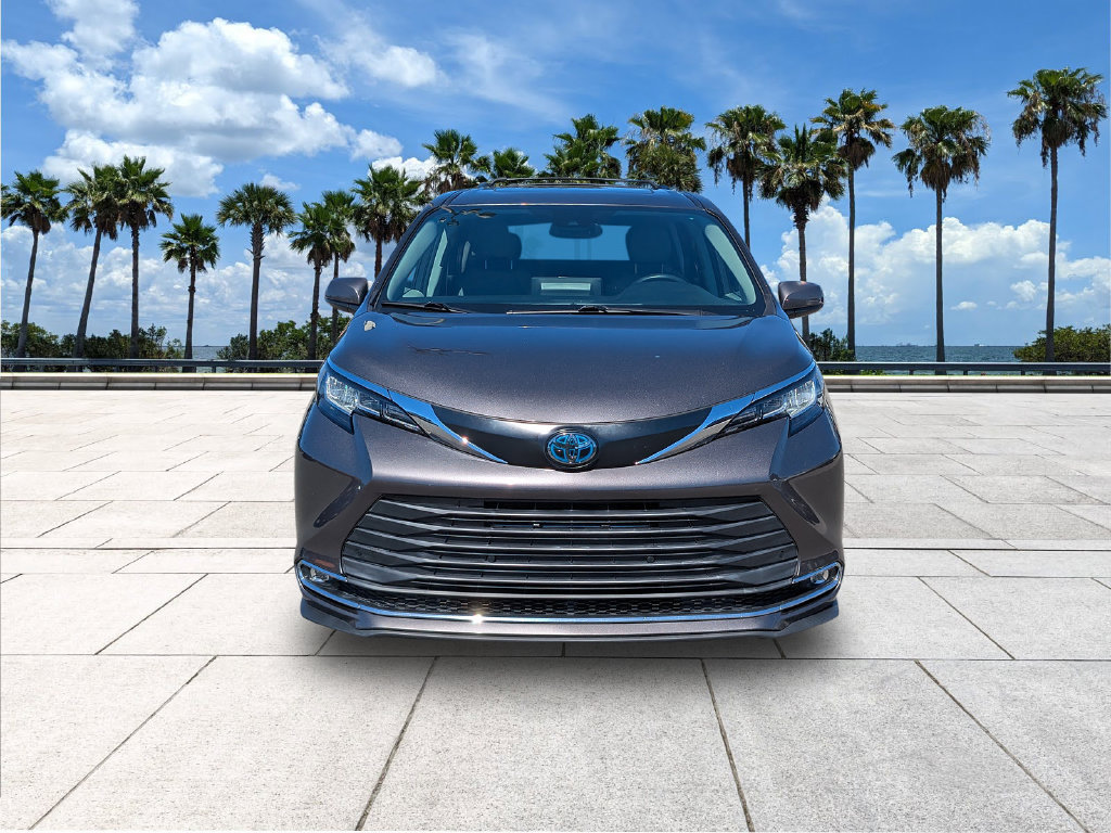 Used 2022 Toyota Sienna XLE FWD image 2