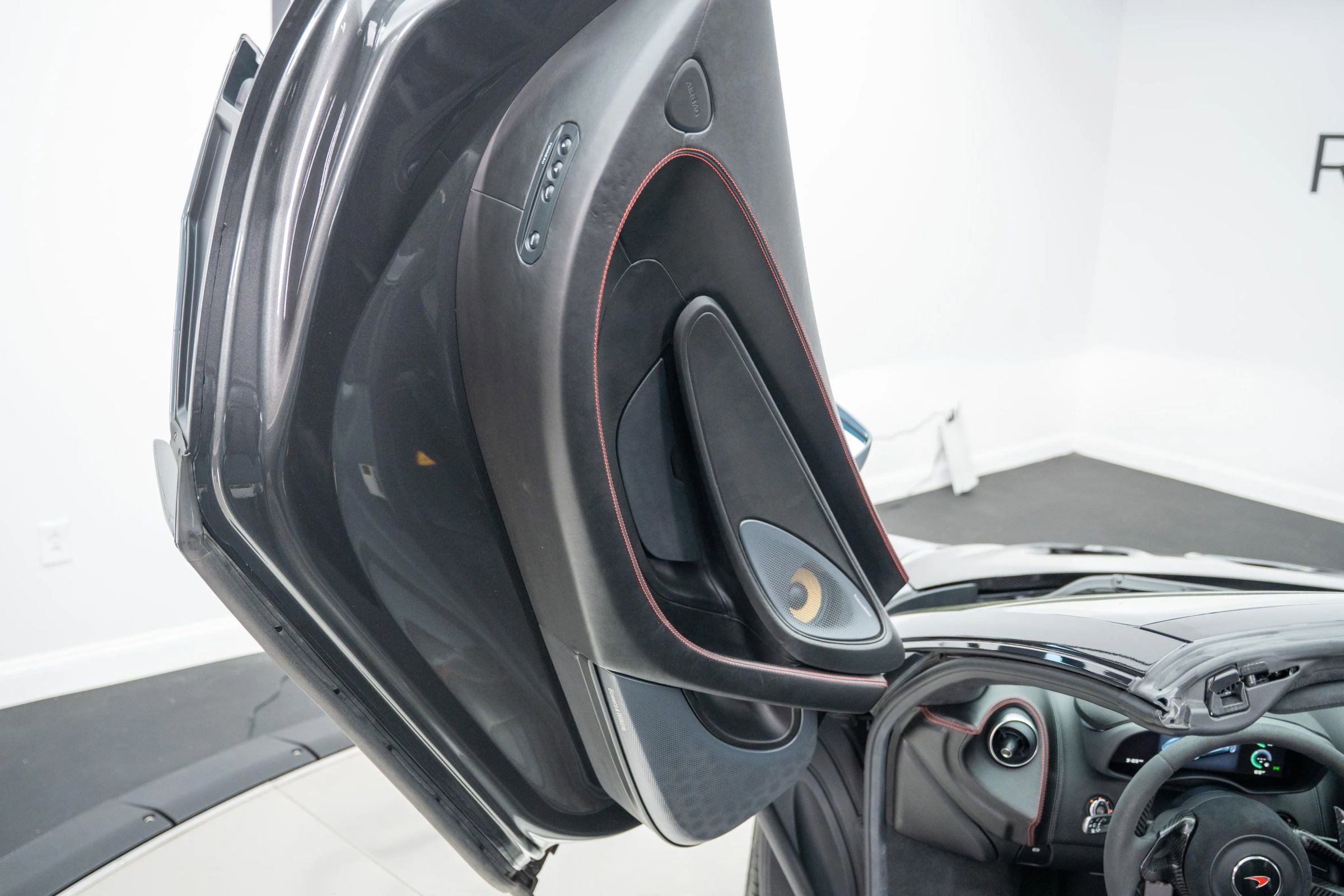 Used 2018 McLaren 570S Spider image 31