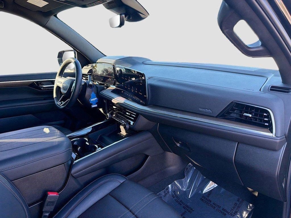 Used 2025 Chevrolet Suburban High Country RWD image 16