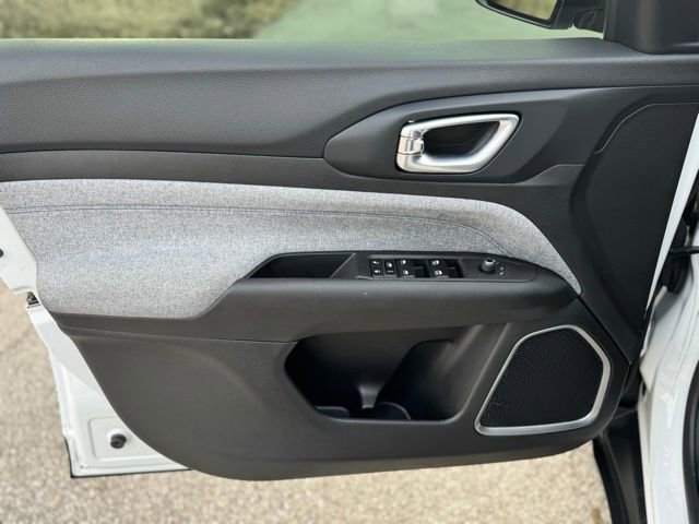 Used 2023 Jeep Compass Latitude w/ Convenience Group image 9