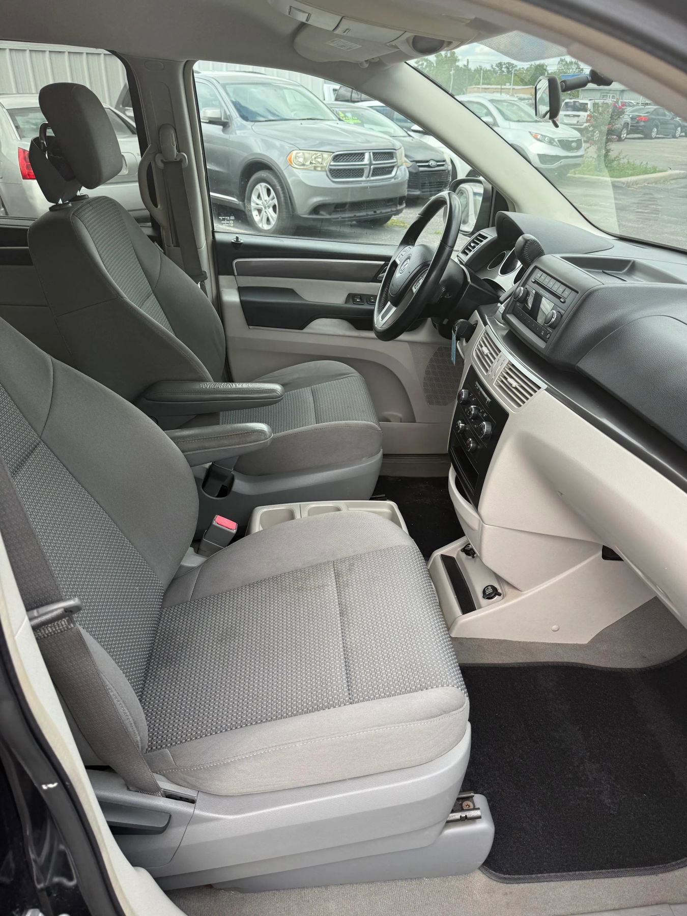 Used 2012 Volkswagen Routan S image 12