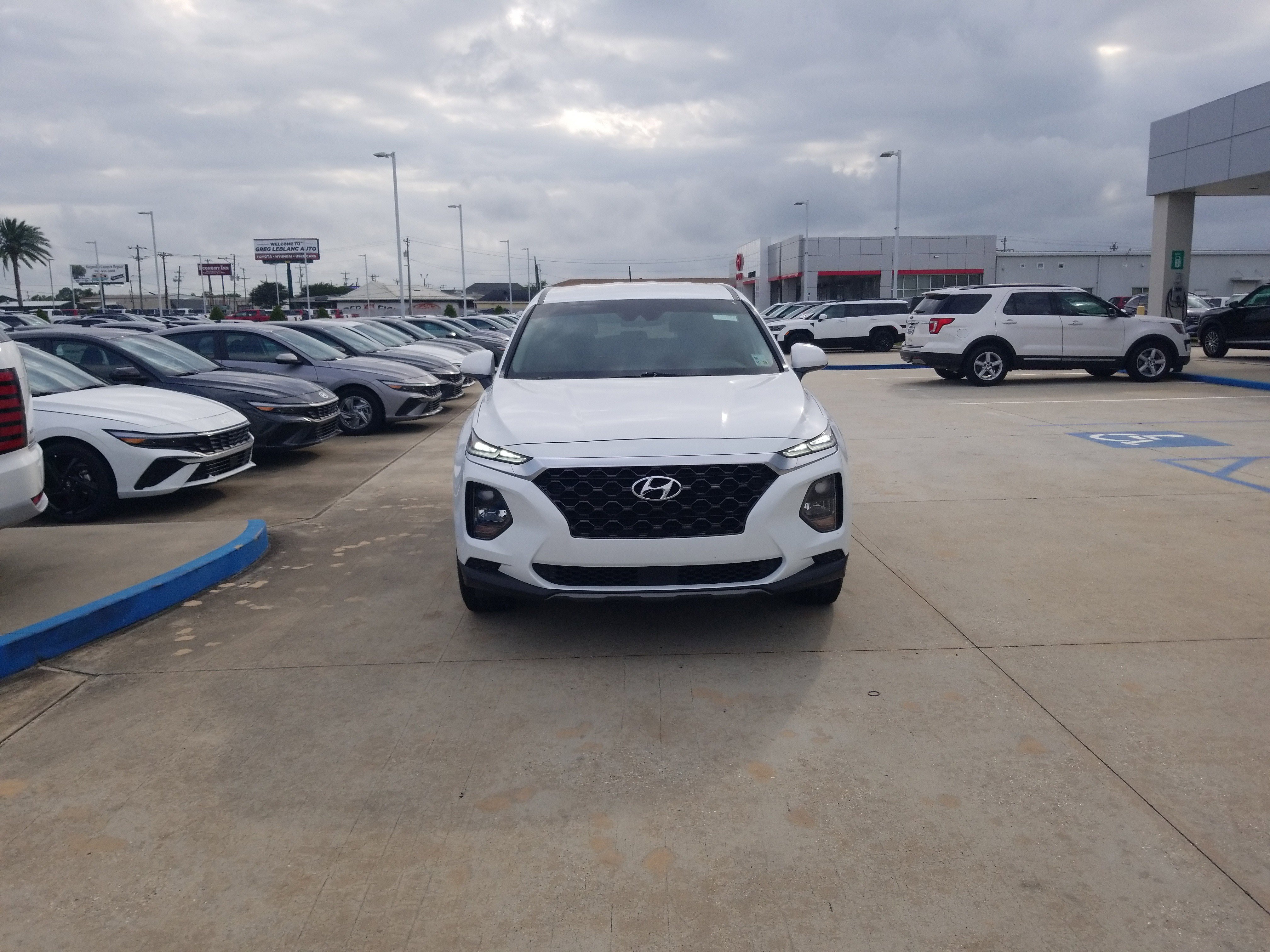 Used 2019 Hyundai Santa Fe SE FWD image 2