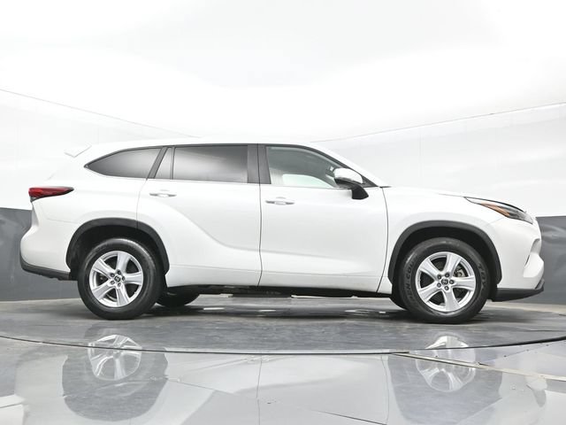 Used 2023 Toyota Highlander L FWD image 28