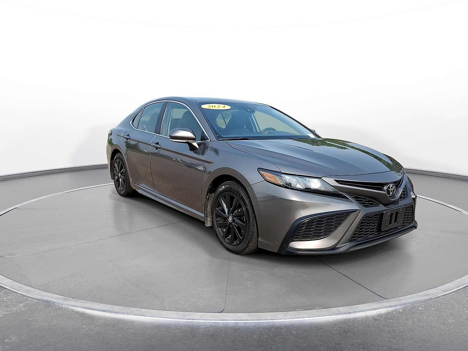 Used 2024 Toyota Camry SE FWD image 2