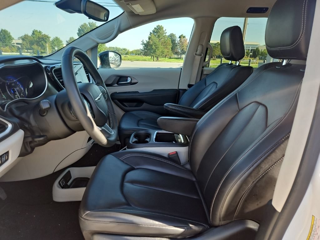 Used 2024 Chrysler Pacifica Touring-L FWD image 11