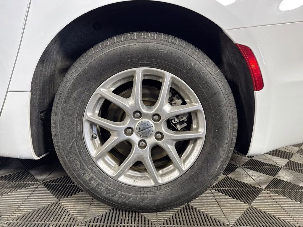 Used 2024 Chrysler Pacifica Touring-L FWD image 13