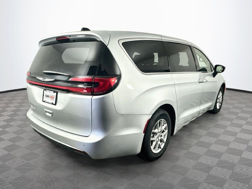 Certified 2024 Chrysler Pacifica Touring-L FWD image 11